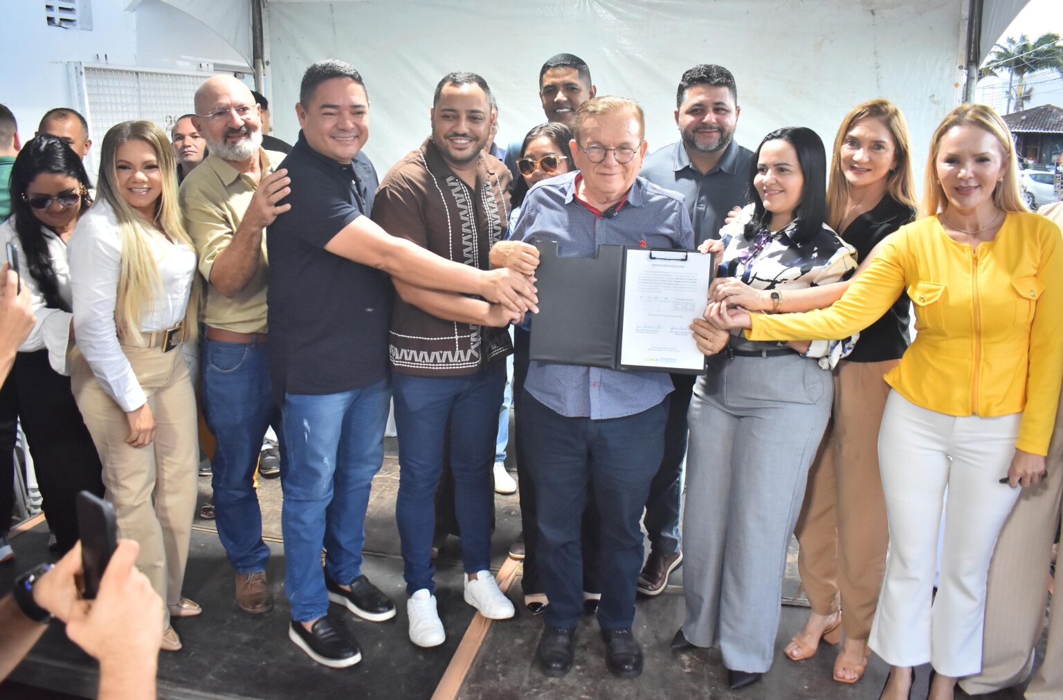 Prefeito Jaime Calado ladeado pelo secretário de Cultura, vice-prefeito, vereadores, deputada estadual e a filha que é secretária municipal.