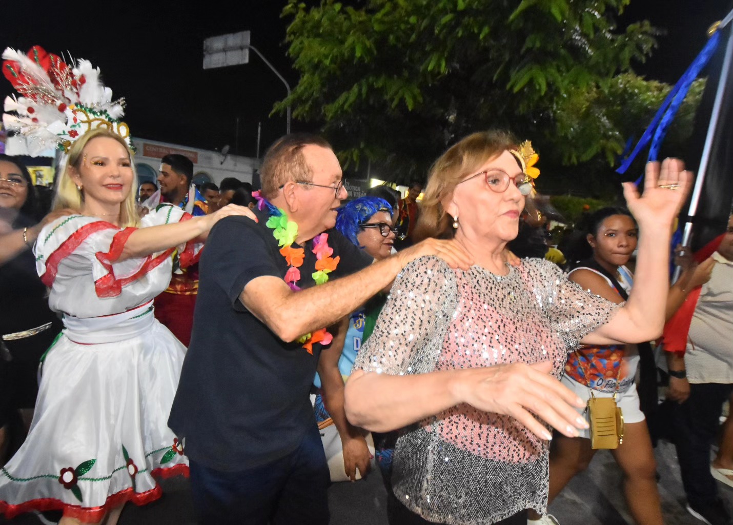 A família calado brinca carnaval na cidade, enquanto milhares de crianças e adolescentes ainda estão sem receber fardamento escolar e os pofessores com cortes severos nos salários que ainda estão desatualizados. FOTO: DIVULGAÇÃO/ J.CALADO