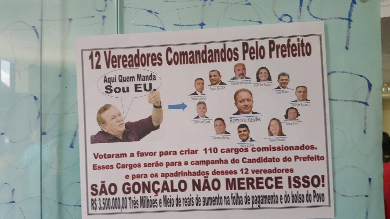 O vereador Raimundo Mendes, ao centro, se mantém como o mais antigo no poder legislativo com 32 anos de mandato e ensaia o filho, o conselheiro tutelar Ruan Mendes, para assumir o cargo nas próximas eleições municipais. FOTO: DIVULGAÇÃO (2015)/ SINTE - SGA RN