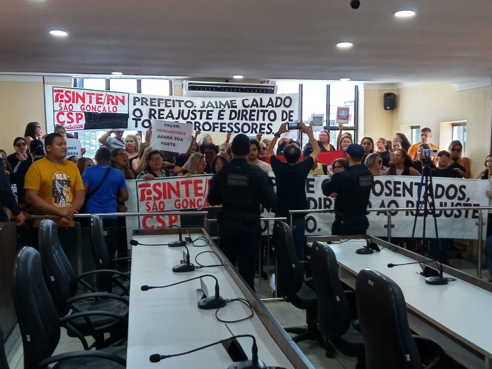 Em 27 de janeiro de 2025, professores ocuparam a Câmara Municipal numa tentativa de barrar a votação de um pacote de mudanças na administração pública através de um Projeto de Lei Complementar de autria do Executivo que ficou conhecido popularmente como o "Acórdão do Papai". FOTO: ARQUIVO/ SINTE SGA