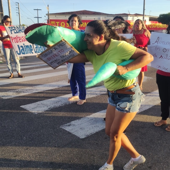 Maio de 2025 - professores promovem o "Pedágio Solidário" protesto num dos mais movimentados cruzamentos da cidade contra o corte arbitrário de salários feito por Jaime Calado após movimento grevista do sindicato. FOTO: SINTE SGA-RN/ FACEBOOK