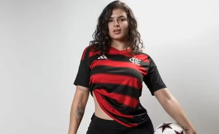 Musa do Flamengo sofre golpe na Internet e faz apelo aos jogadores por “camisa original”