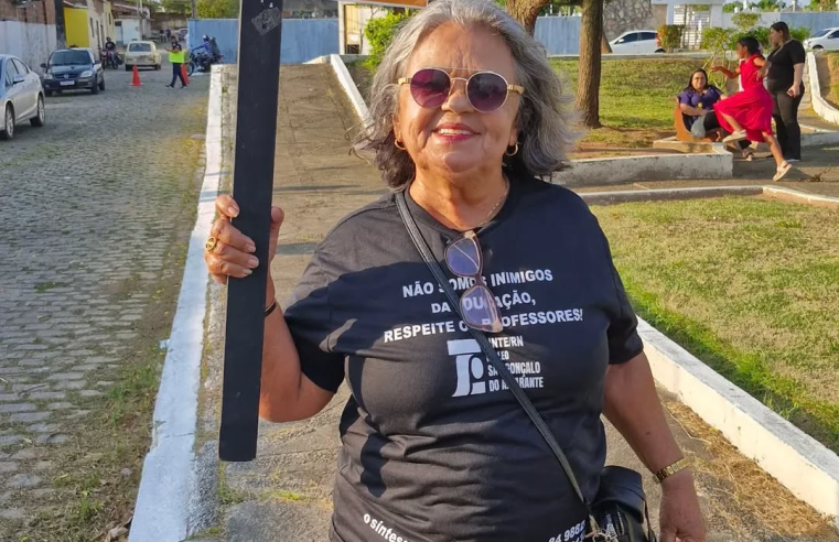 Professores fazem protesto no desfile cívico e dão resposta ao discurso de ódio Caladista